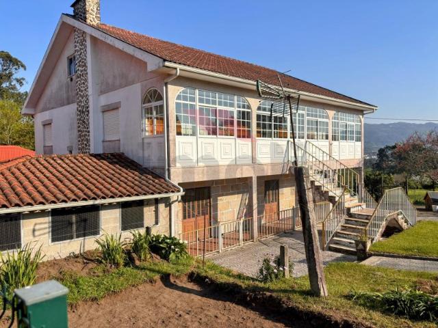 Casa Tradicional com Amplo Terreno e Vistas Deslumbrantes para a Serra