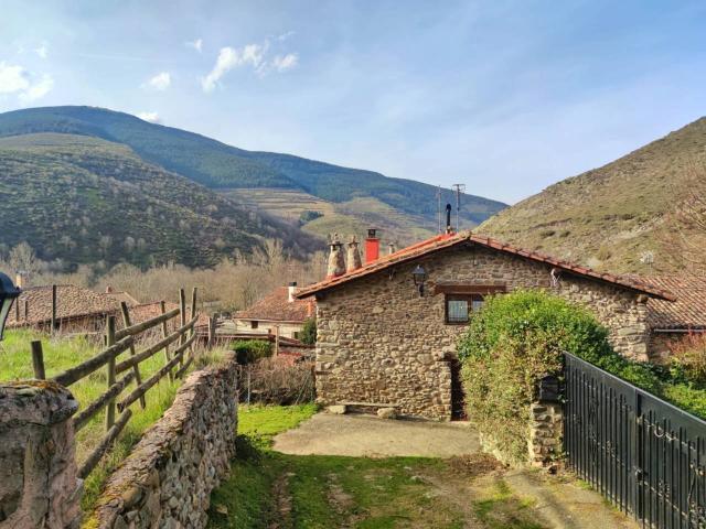 CASA TRADICIONAL DE PIEDRA CON TERRENO EN ZALDIERNA