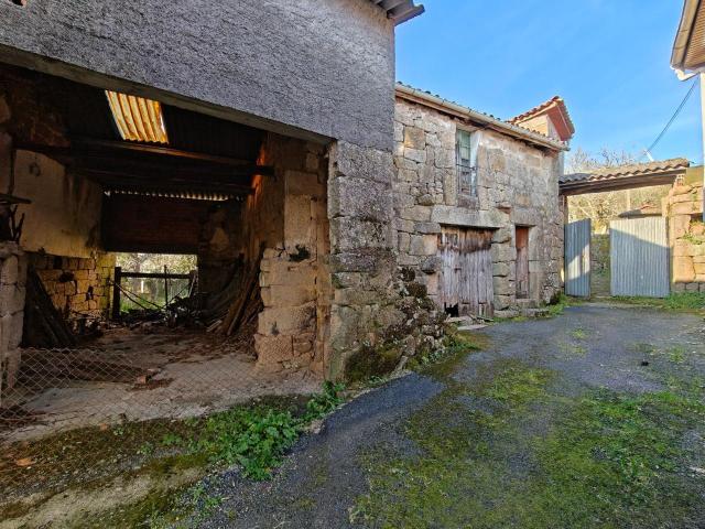 CASA TRADICIONAL DE PIEDRA, EN LA RIBEIRA SACRA CON FINCA Y PATIO