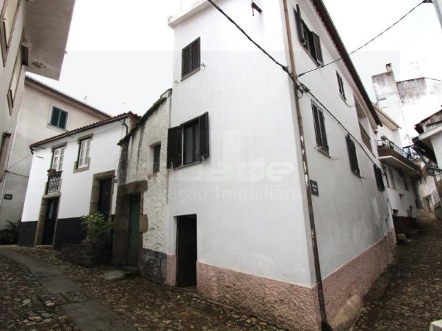 Casa Tradicional de 3 Pisos em Vila Cova de Alva Património, Rio e Potencial de Investimento