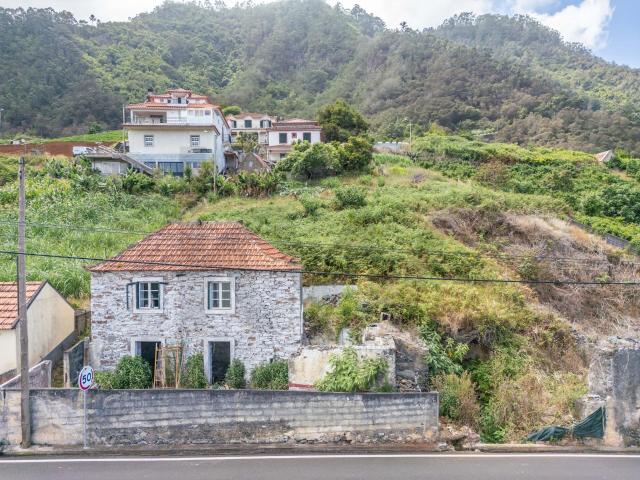 Casa tradicional em Pedra com Amplo Terreno Faial