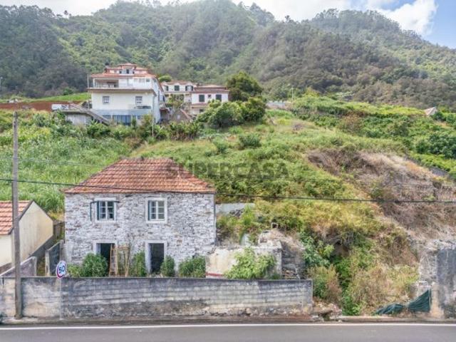 Casa tradicional em Pedra com Amplo Terreno Faial