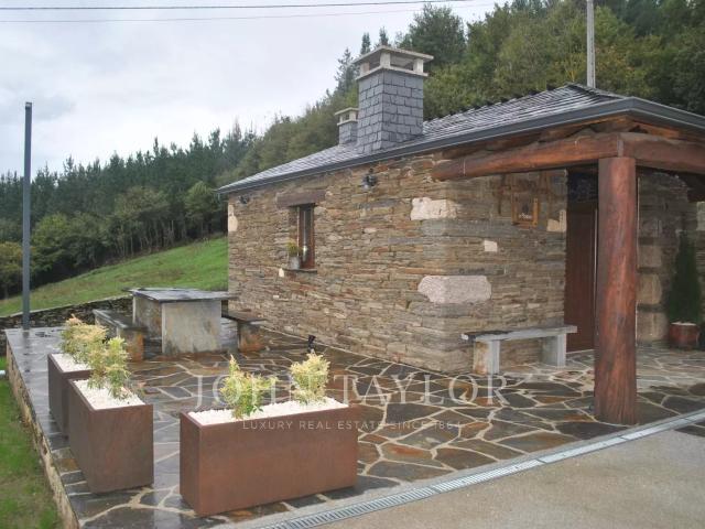 Casa tradicional en el campo gallego