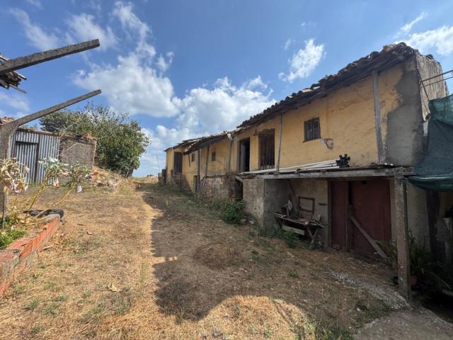 Casa Tradicional para Reabilitar com Terreno, Poço e Vistas Atalaia Cimeira