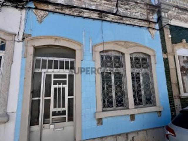 Casa Tradicional para Renovação com Grande Terraço no Telhado e Acesso à Rua Dupla | Olhão | Baixa