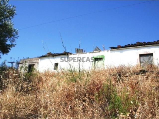 CASA TRADICIONAL PARA RENOVAÇÃO COM VISTAS DESLUMBRANTES SOBRE O CAMPO E AS COLINAS, INSERIDA NUM TERRENO DE 1.554 M²
