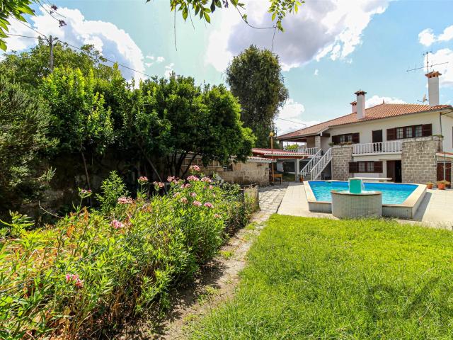 Casa tradicional portuguesa com jardim e piscina em Oliveira. 260m² Lajeosa e Forcalhos