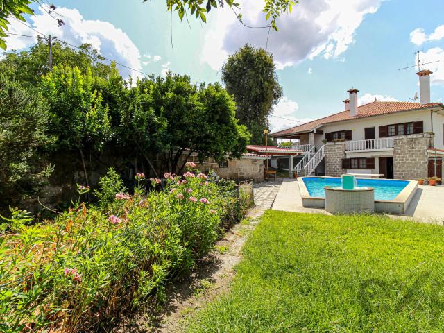 Casa tradicional portuguesa com jardim e piscina em Oliveira do Hospital