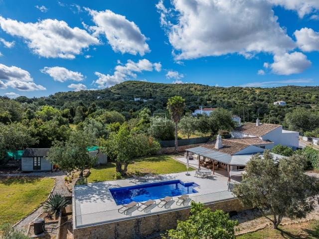 Casa tradicional portuguesa lindamente restaurada com piscina aquecida perto de Santa Barbara de Nexe