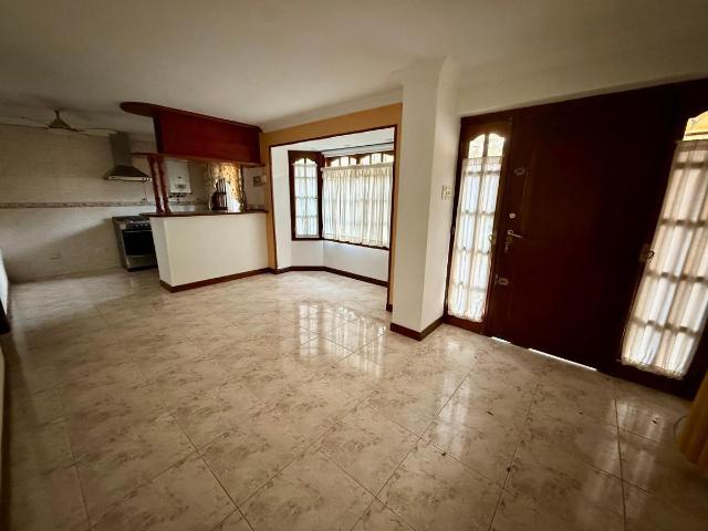 Casa tres ambientes cochera en alquiler en Bernal