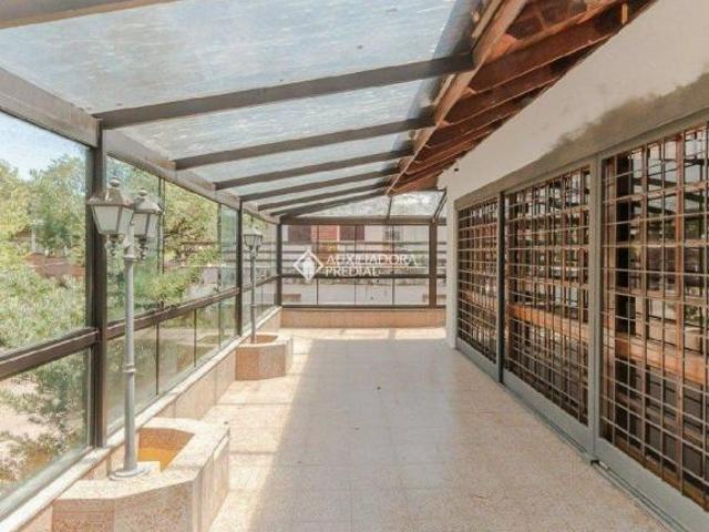 Casa três dormitórios, duas suítes, cinco banheiros, cinco vagas em Higianópolis Porto Alegre