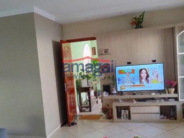 CASA TRÊS DORMITÒRIOS NO JARDIM EMILIA