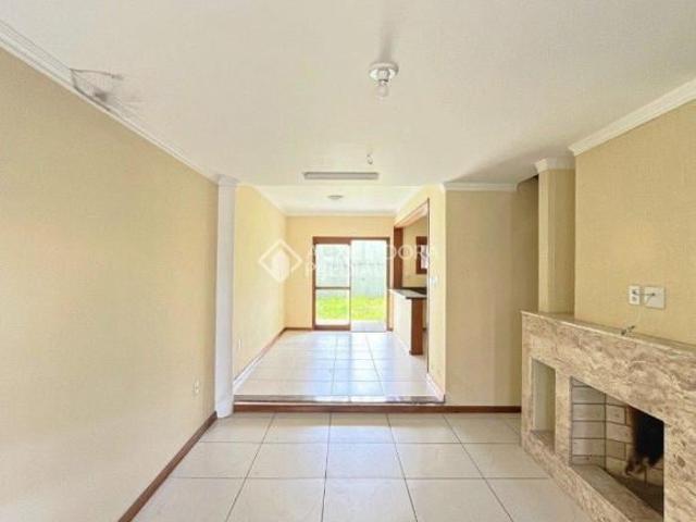 Casa três quartos, uma suíte, vagas de garagem e churrasqueira