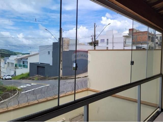 Casa três quartos, sendo uma suíte com planejado, cozinha e garagem no Bairro Ouro Branco