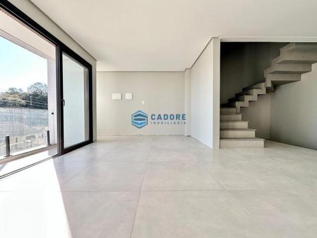 Casa tríplex com três suítes no bairro Vinhedos