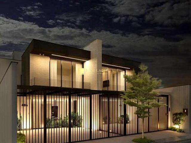 Casa triplex geminada à venda no bairro Santo Agostinho