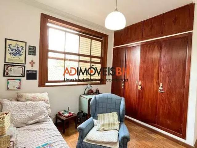 Casa Triplex de aproximadamente 320m² à Venda – 7 Quartos, 3 Suítes e 6 Vagas – Serra