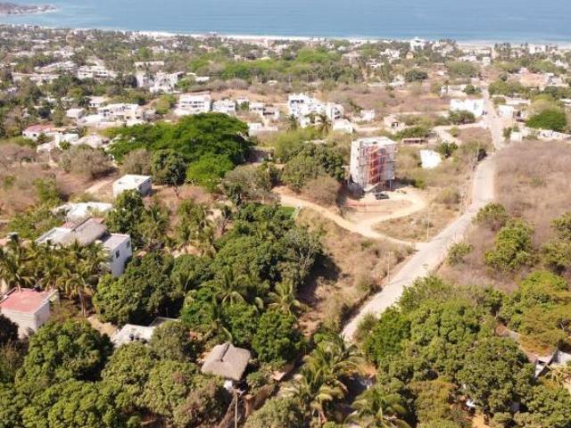 Casa tropical con gran potencial a 10 minutos de playa Zicatela, en zona de crecimiento