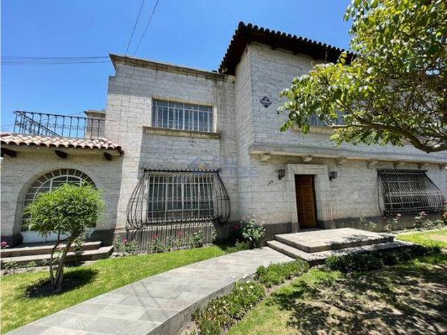 CASA UBICADA ESTRATEGICAMENTE EN EL CENTRO DE AREQUIPA