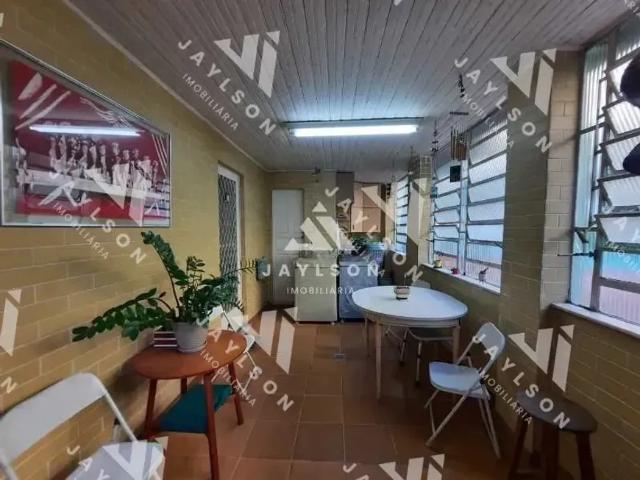Casa única no terreno com 3 quartos, quintal grande e garagem na Vila da Penha