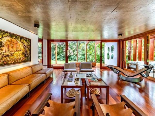 Casa única com materiais naturais e paisagismo exuberante, em Alto de Pinheiros