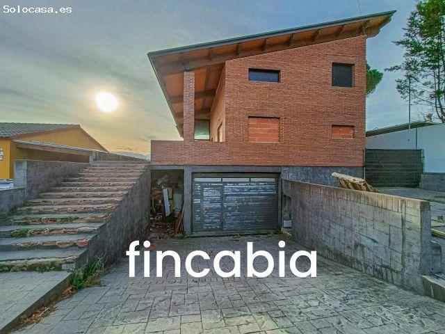 Casa unifamiliar aislada con piscina en venta en Sils: 459 m2 para transformar con proyecto