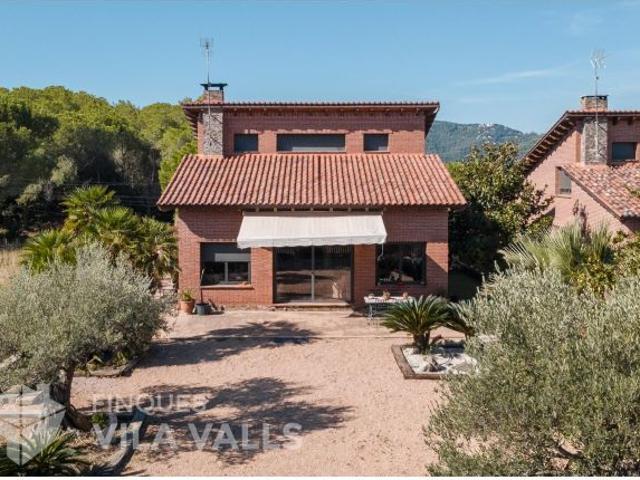 CASA UNIFAMILIAR CON VISTAS PANORÁMICAS, JARDÍN Y GRANDES POSIBILIDADES