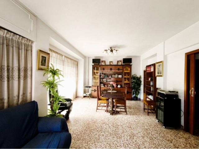 Casa unifamiliar con garaje y local comercial en pleno centro de Alcantarilla