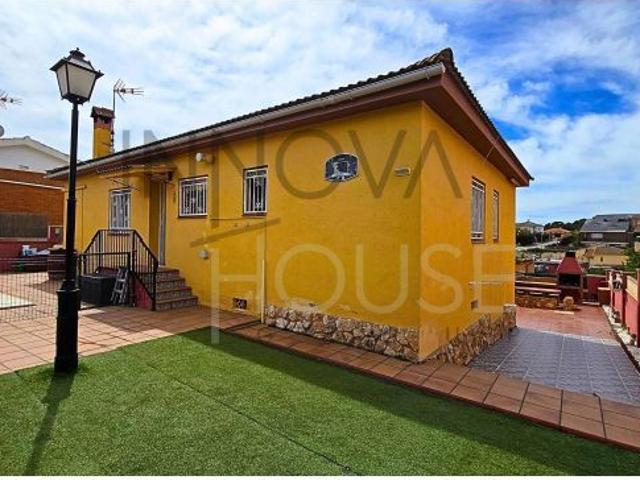 Casa unifamiliar con piscina y jardín a 8 minutos de la playa en Creixell
