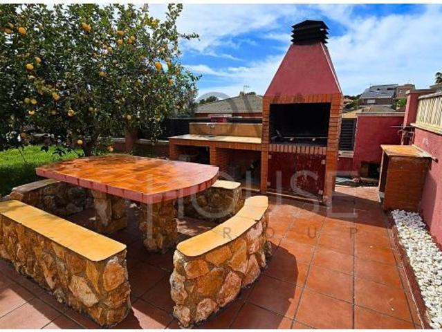 Casa unifamiliar con piscina y jardín a 8 minutos de la playa en Creixell