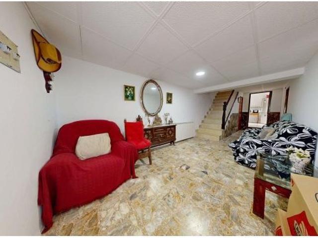 CASA UNIFAMILIAR de 170m2 útiles sobre parcela de 265m2. Distribuido en sótano con bodega, salón, co