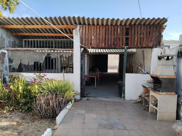 CASA UNIFAMILIAR de 170m2 útiles sobre parcela de 265m2. Distribuido en sótano con bodega, salón, cocina, dos baños, cuatro habitaciones y buhardilla diáfana