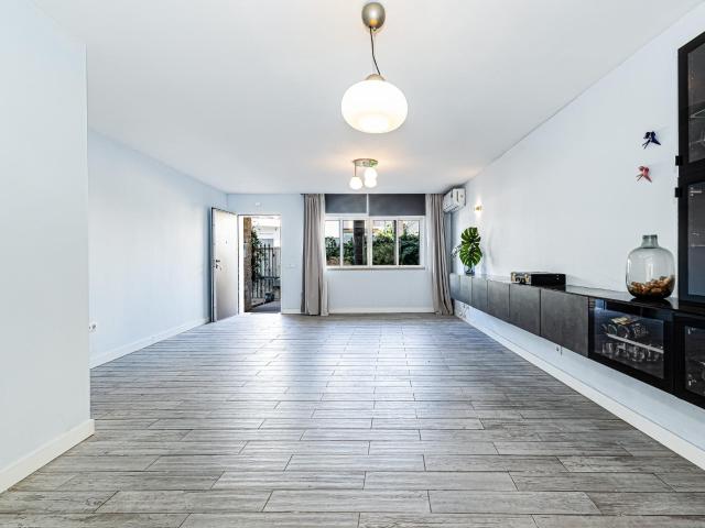 Casa unifamiliar de 3+4 dormitorios, distribuida en tres pla. 255m² Faro