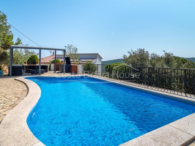 Casa unifamiliar en Pals dividida en tres apartamentos, con. 377m² Els masos de pals