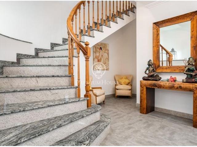 Casa unifamiliar en venta con jardín y piscina