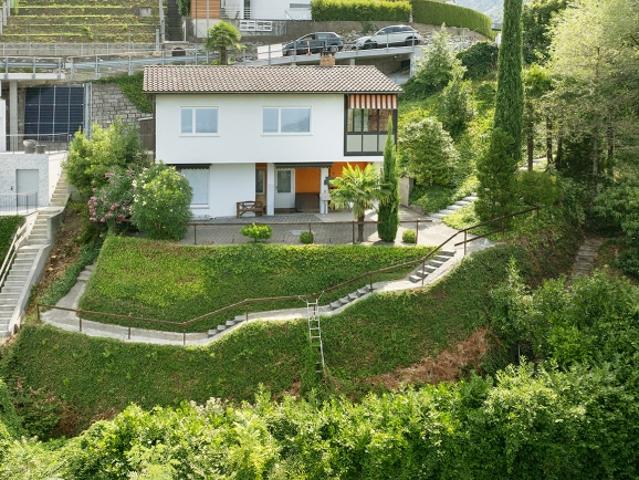 Casa unifamiliare con giardino e splendida vista aperta sul lago Ma