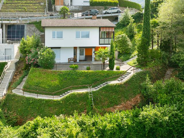 Casa unifamiliare con giardino e splendida vista aperta sul lago Ma.