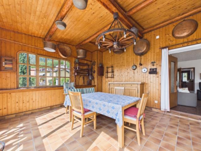Casa unifamiliare con luminoso giardino d'inverno, posto auto e piccola area di verde privato