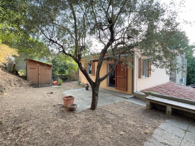 Casa unifamiliare nel centro con giardino e vista panoramica 68m² Lari