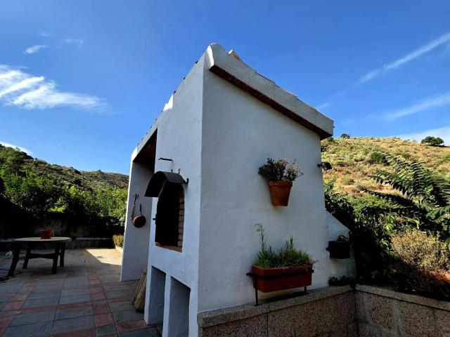 Casa Urbana de 270 m2 con Parcela Rústica de más de 1.800 m2 en Almogía