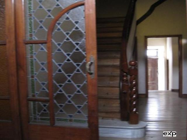 CASA URBANA DE ESTILO ARTDECO CON BAJO COMERCIAL