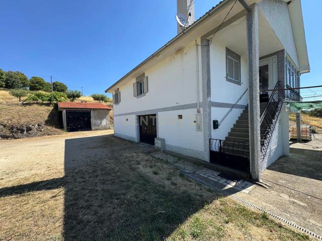Moradia T5 e 2 casas de banho em Mofreita, Vinhais