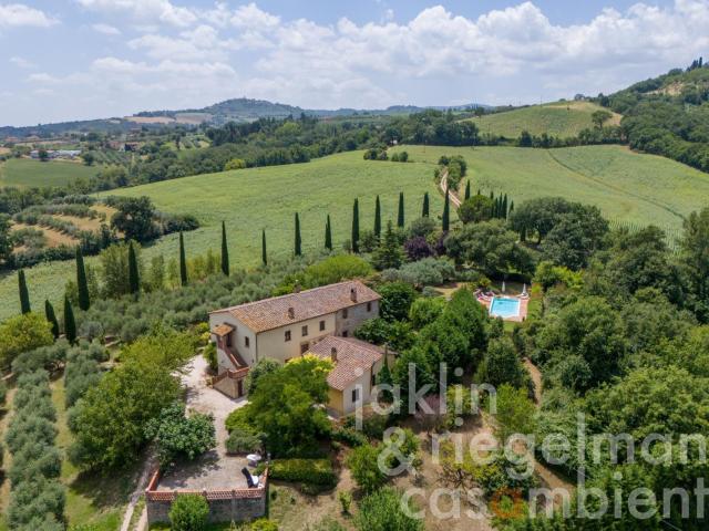Casa vacanze con 4 appartamenti e piscina a soli 15 minuti d. 576m² Fratta Todina