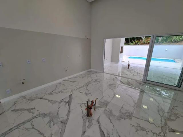 Casa à Venda na Barra do Rio Cerro | 3 Suítes, Piscina e Alto Padrão de Acabamento