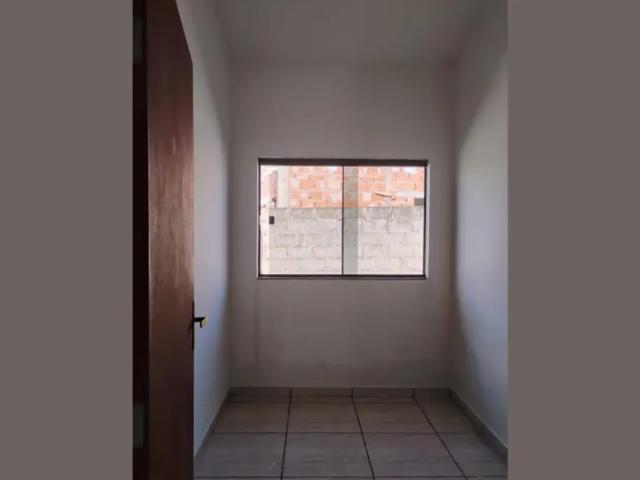 Casa à venda no Centro de Japaraíba MG: 4 quartos, 2 salas, 1 banheiro e 2 vagas de garagem!