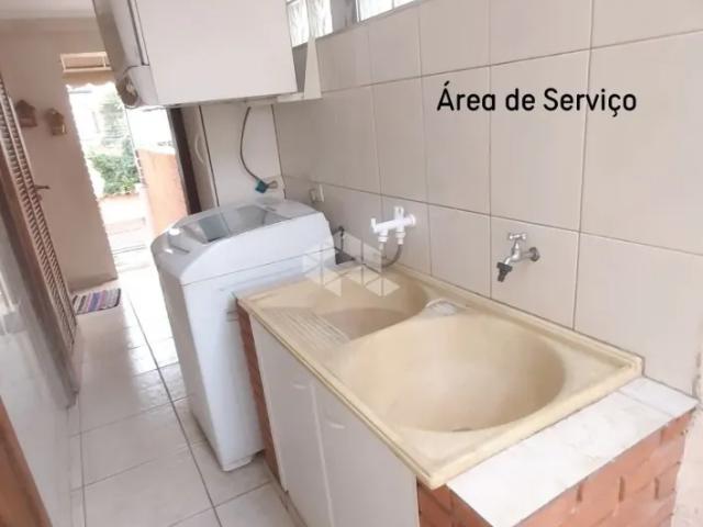 Casa à venda com 130 m² construídos 2 dormitórios 1 suíte, escritório, churrasqueira e 2 vagas