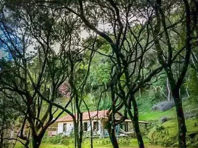 Casa à venda em terreno com 20.000 m² junto ao Parque Estadual dos Três Picos Nova Friburgo RJ