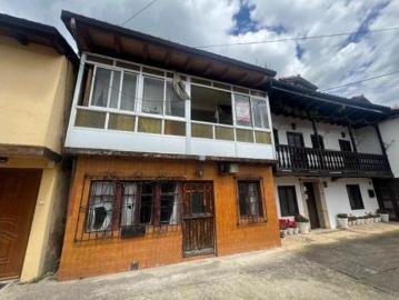 Santa Cruz, Molledo, Cantabria - Plaza aparcamiento