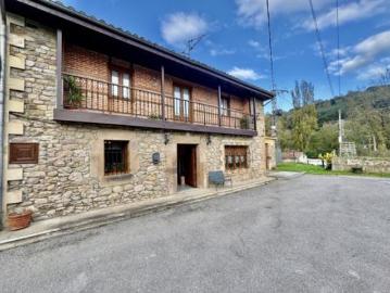 Santa Cruz, Molledo, Cantabria - Plaza aparcamiento