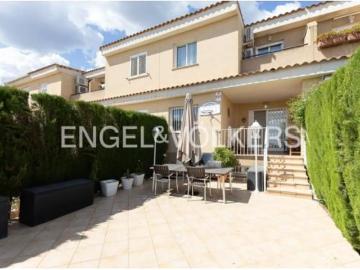 Casa en venta en Camp de Túria - Jardín